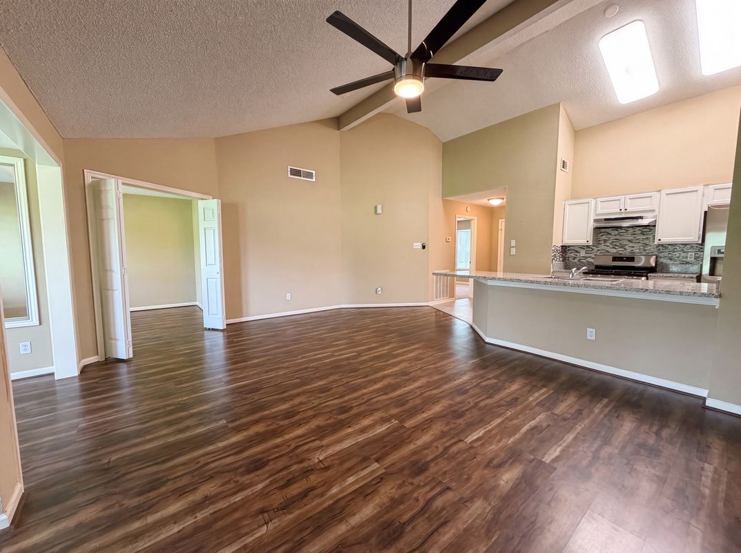 Photo 3 of 15 of 643 E Country Grove Cir, Pearland, TX