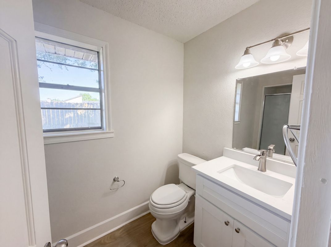 Photo 16 of 18 of 5917 Raza Rd, Pearland, TX