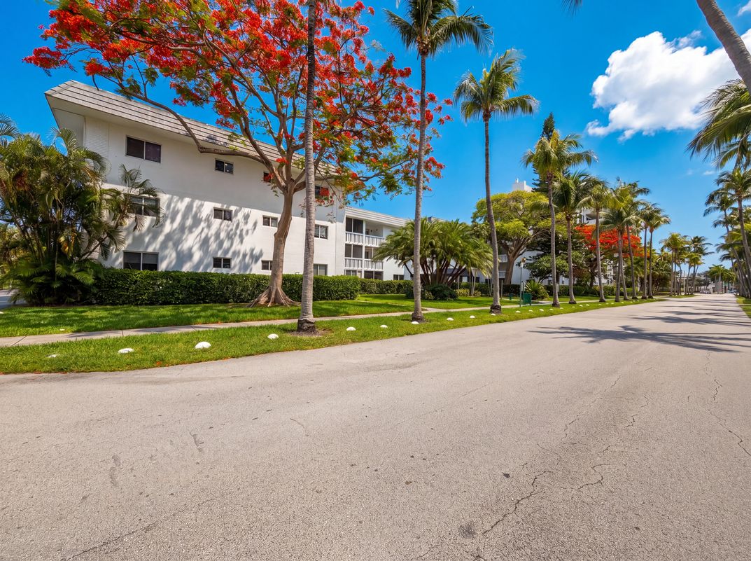 Photo 15 of 17 of 200 Galen Dr, Key Biscayne, FL