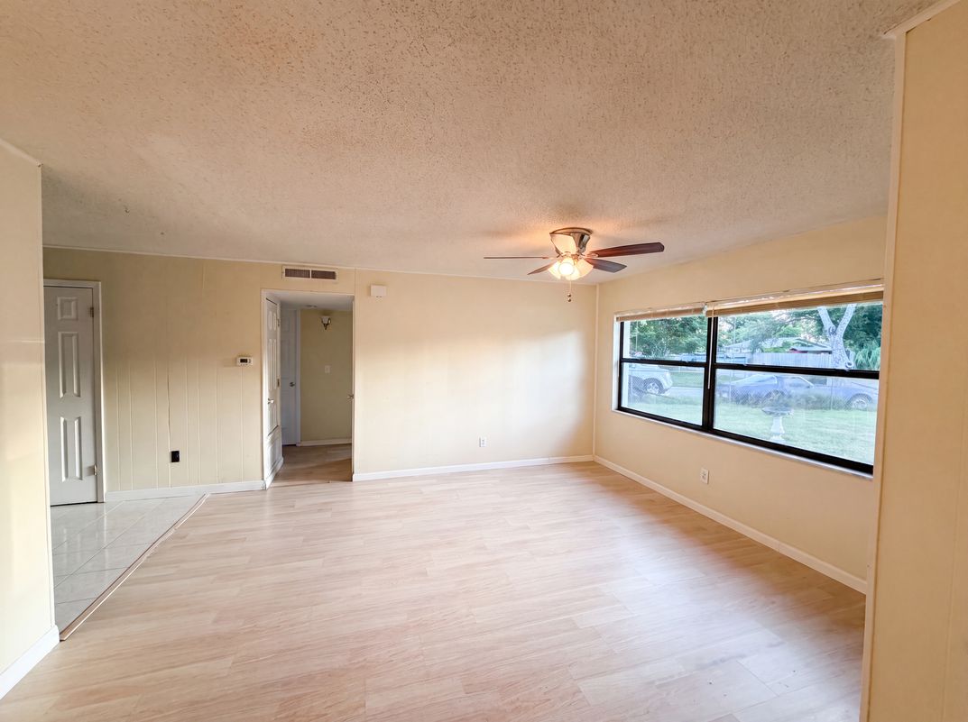 Photo 3 of 26 of 722 Virginia Ln, Apopka, FL