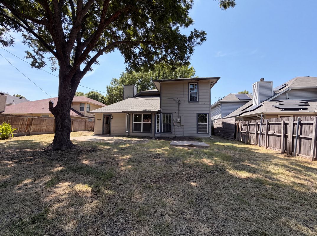 Photo 5 of 22 of 6315 Meadow Glen Dr, Arlington, TX
