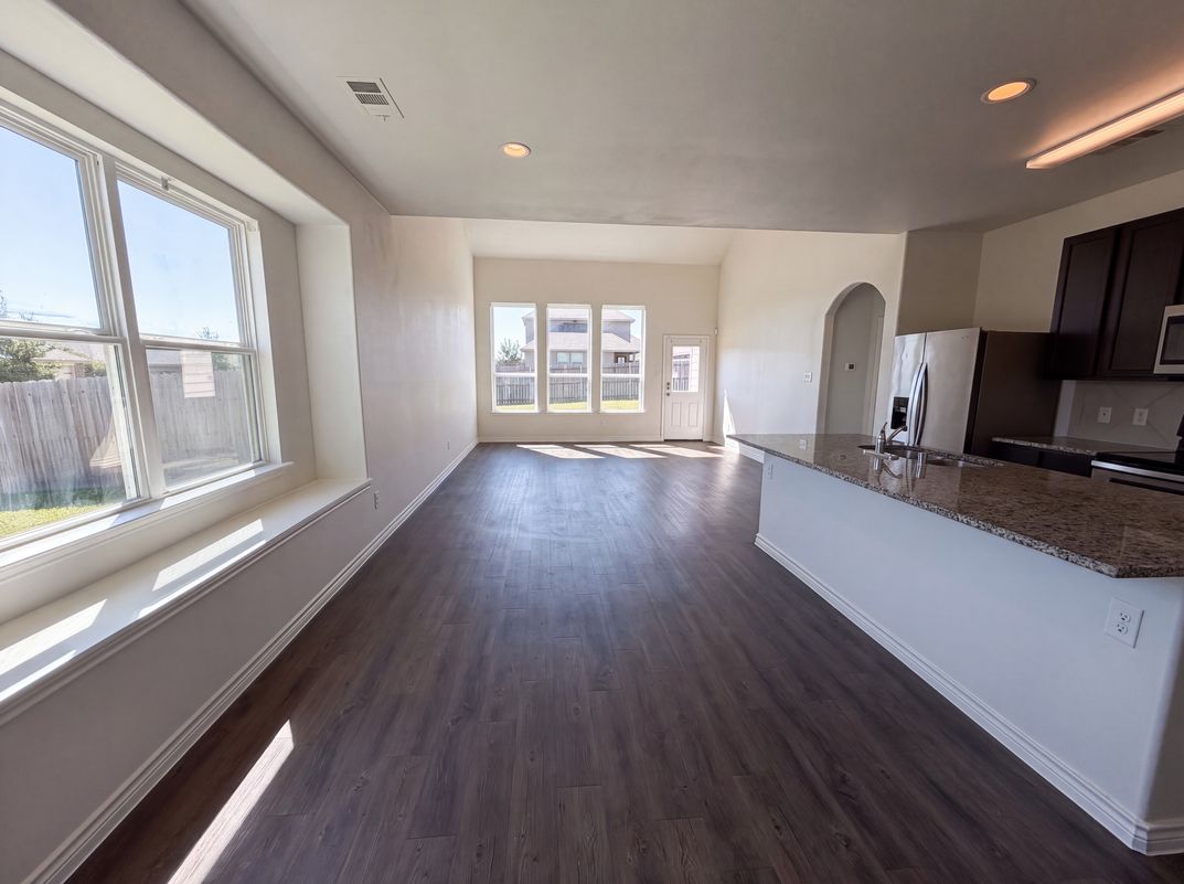 Photo 3 of 21 of 1713 Blue Jay Dr, Ennis, TX