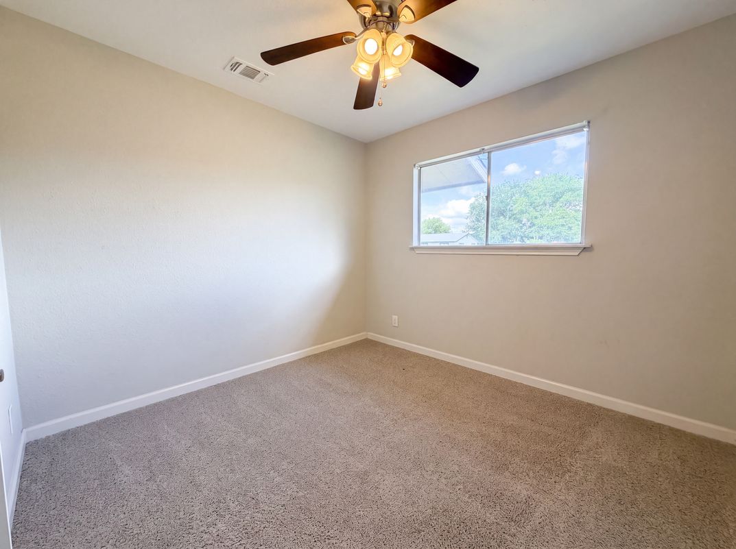 Photo 4 of 16 of 102 Dartmoor Dr, Schertz, TX