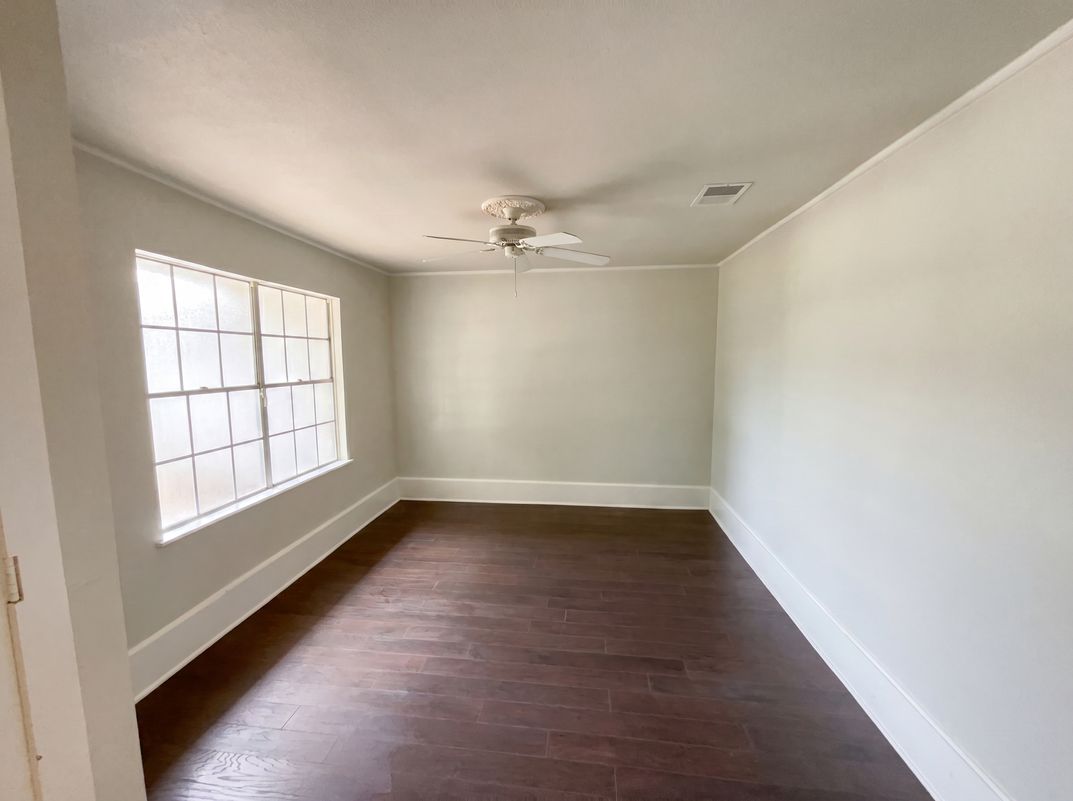 Photo 13 of 19 of 1154 S Ellison Dr, San Antonio, TX