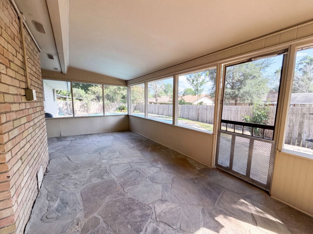 Photo 19 of 21 of 326 De Soto Dr, Universal City, TX