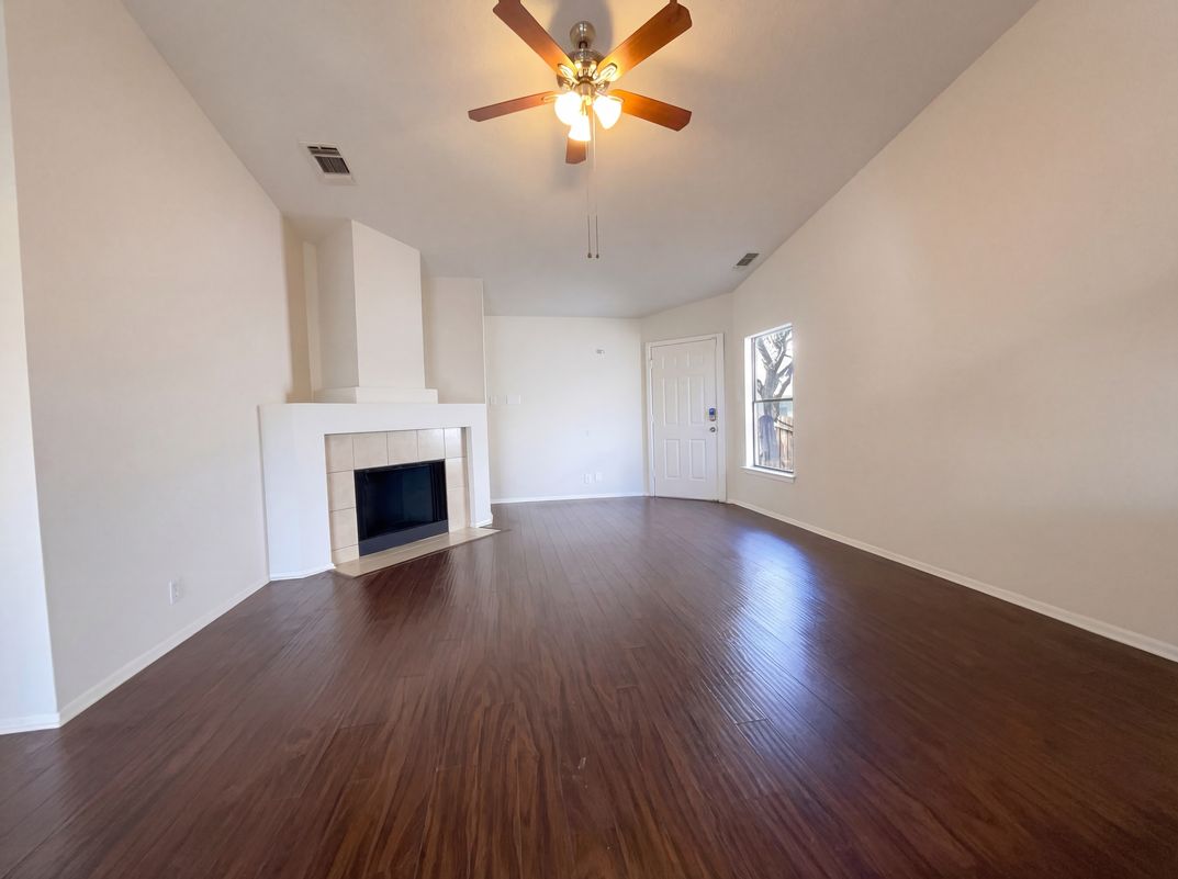 Photo 3 of 16 of 15009 Winter View Dr, San Antonio, TX
