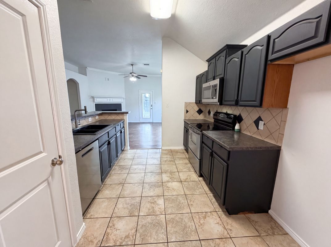 Photo 6 of 17 of 1618 Hillside Dr, Waxahachie, TX