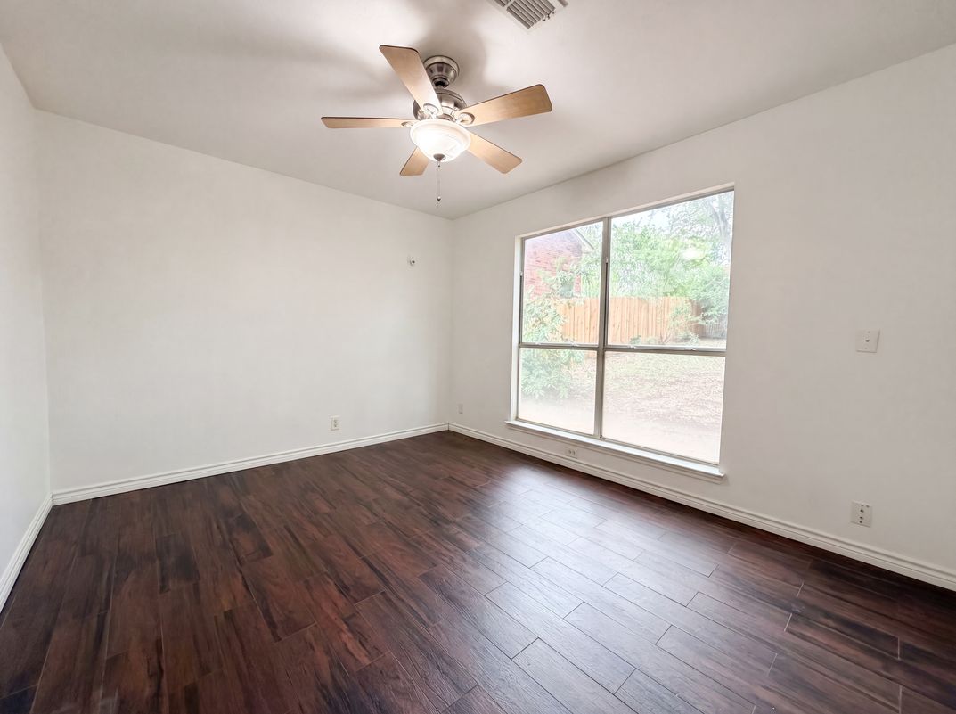 Photo 9 of 18 of 8423 Berry Knoll Dr, Universal City, TX