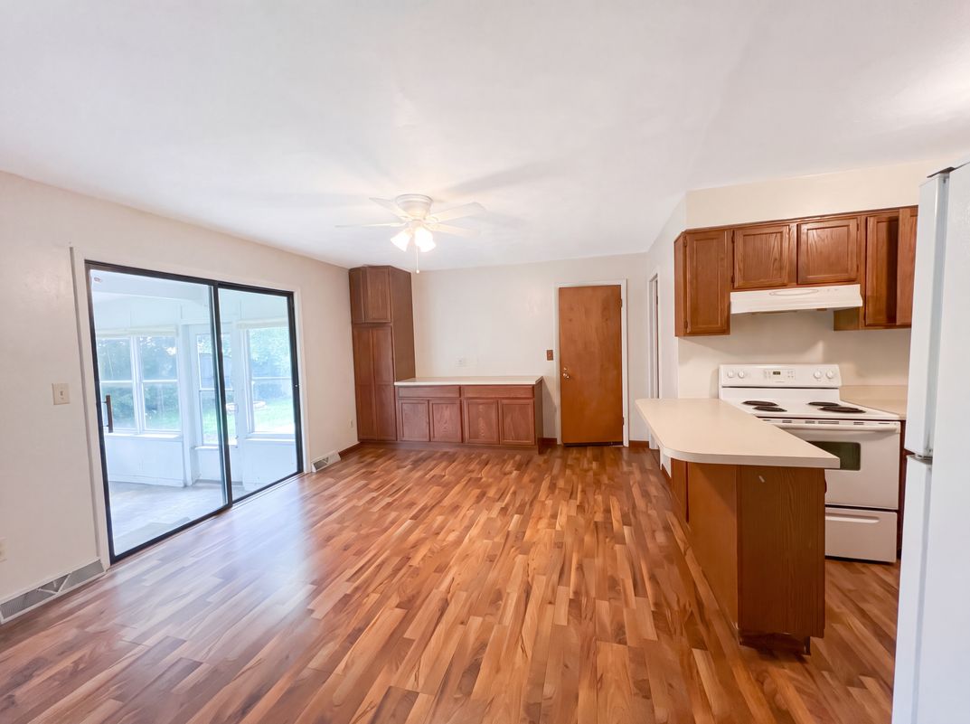 Photo 7 of 16 of 912 Hollycrest Dr, Champaign, IL