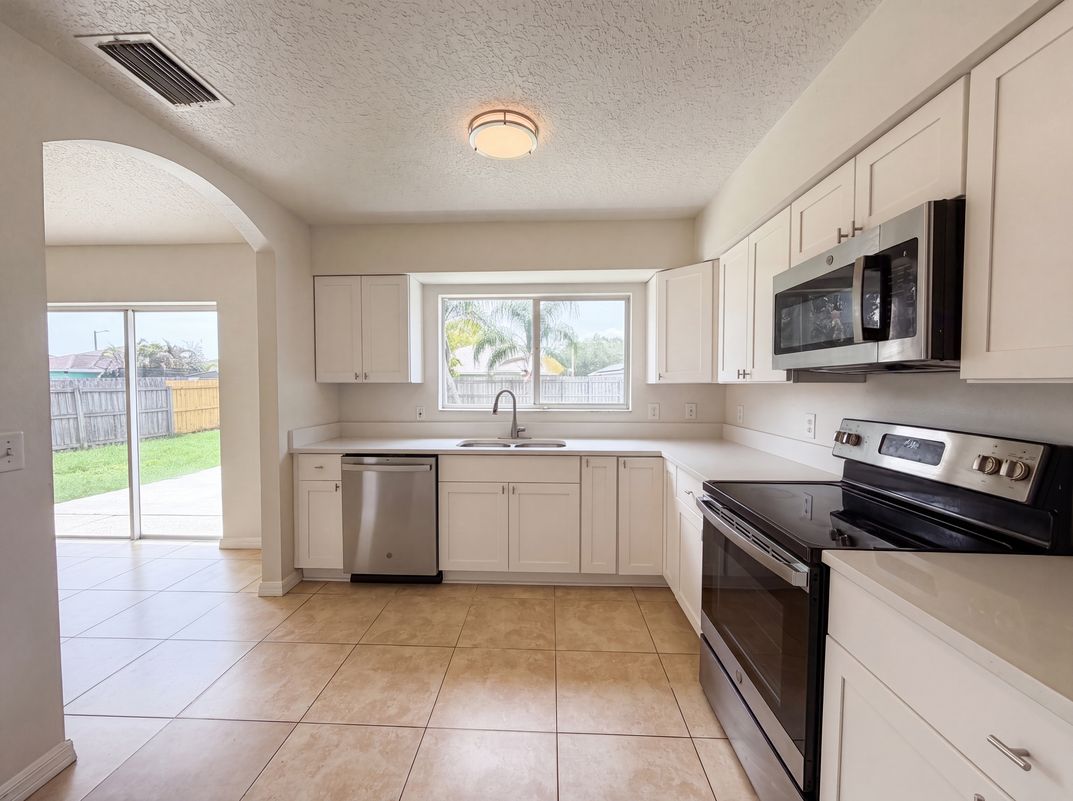 Photo 7 of 22 of 13236 Pike Lake Dr, Riverview, FL