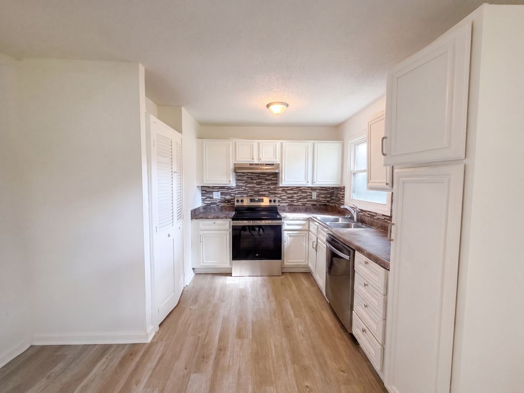 Photo 11 of 22 of 11121 Herrick Ave, Kansas City, MO
