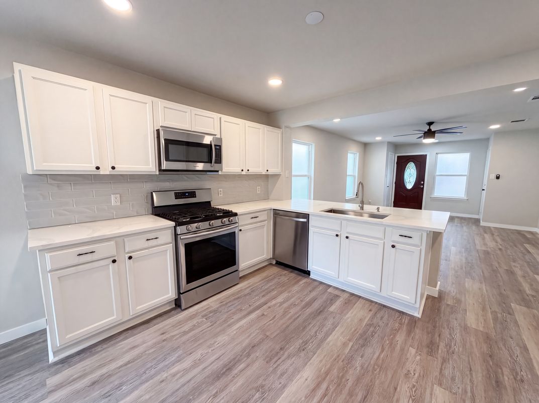 Photo 2 of 16 of 1076 Shadow Creek Blvd, Buda, TX