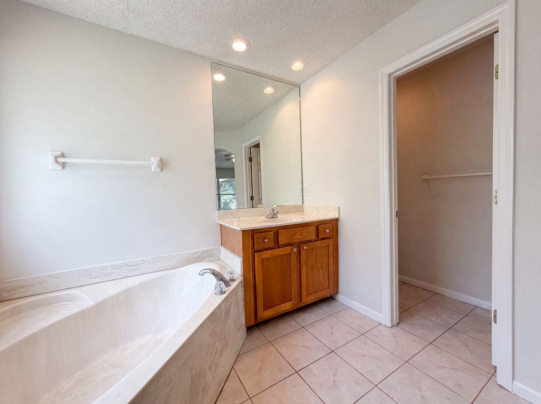 Photo 18 of 23 of 8436 Staplehurst Dr W, Jacksonville, FL