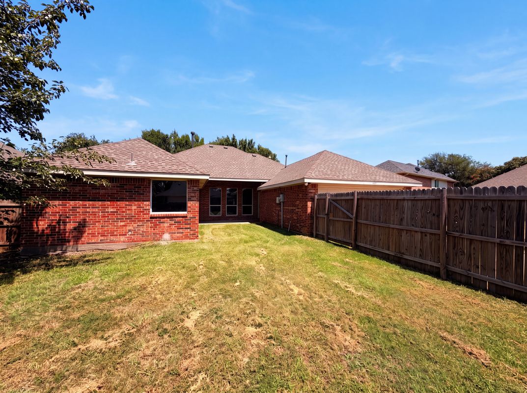 Photo 5 of 16 of 6401 Marquett Dr, Rowlett, TX