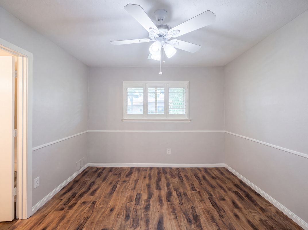 Photo 11 of 22 of 1618 Woodcrest Ln, Carrollton, TX