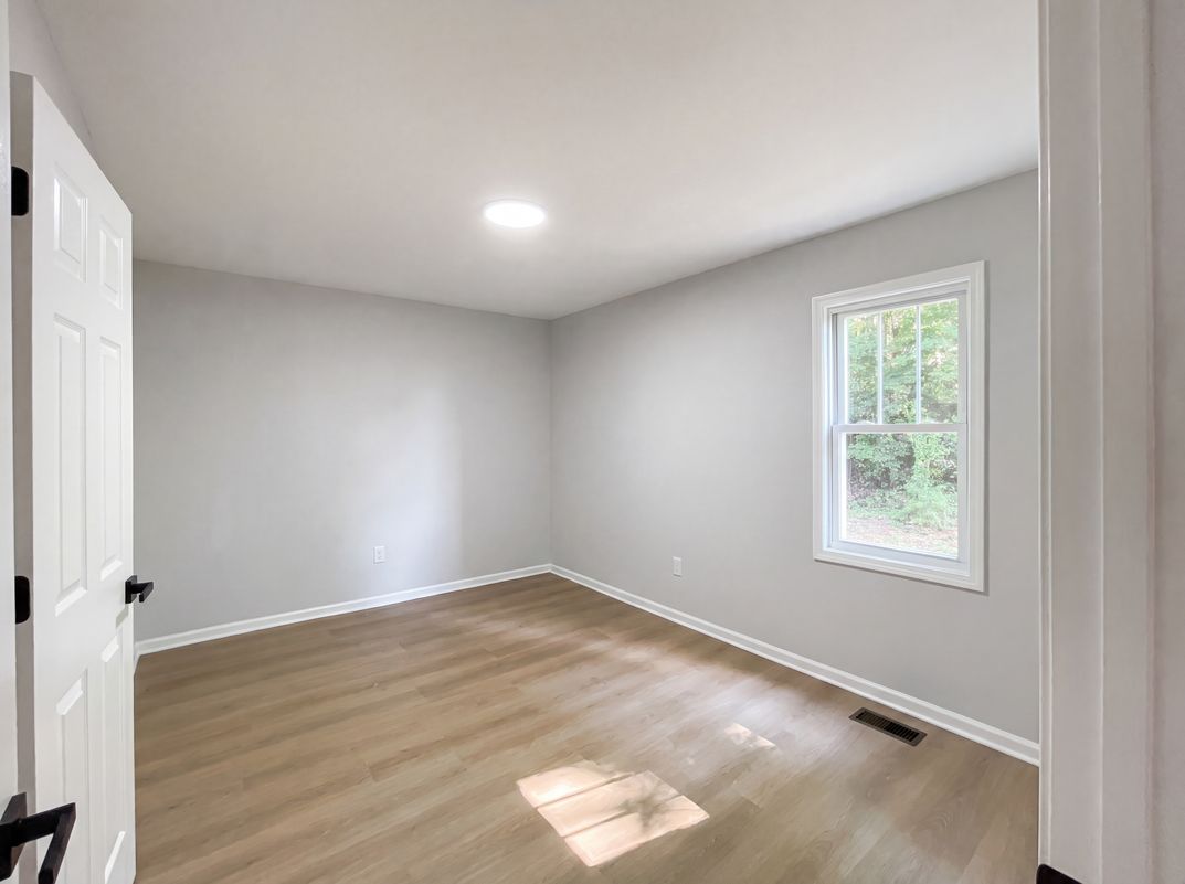 Photo 11 of 21 of 915 Kenham Pl, Lenoir, NC
