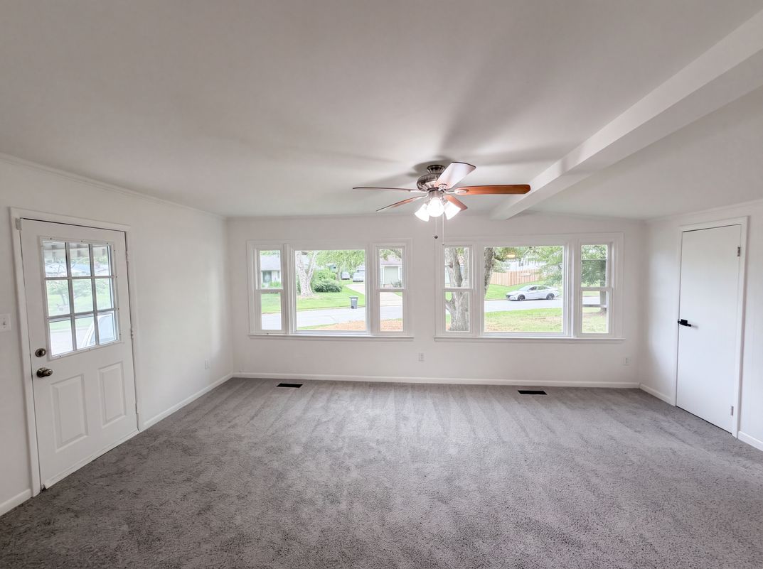 Photo 11 of 32 of 13512 Fitzhugh Ln, Woodbridge, VA