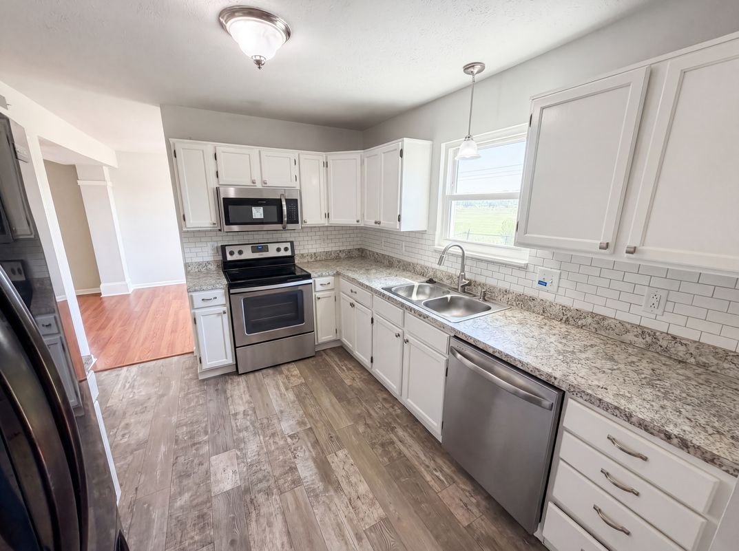 Photo 8 of 28 of 2219 Rolling Oak Dr, Indianapolis, IN