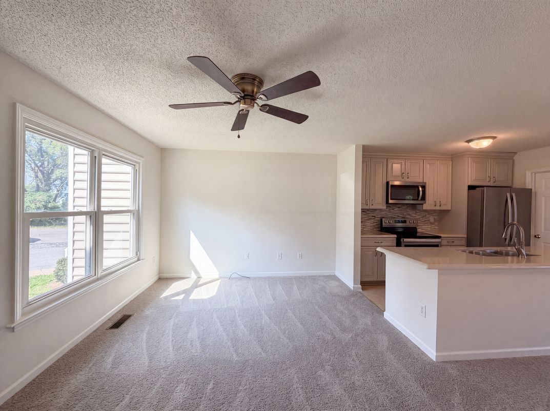 Photo 9 of 22 of 889 Salem Pointe Ln, Winston Salem, NC