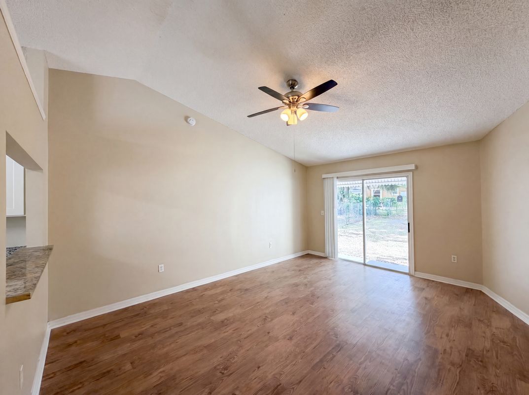Photo 10 of 24 of 2715 Lorraine Dr, Leesburg, FL