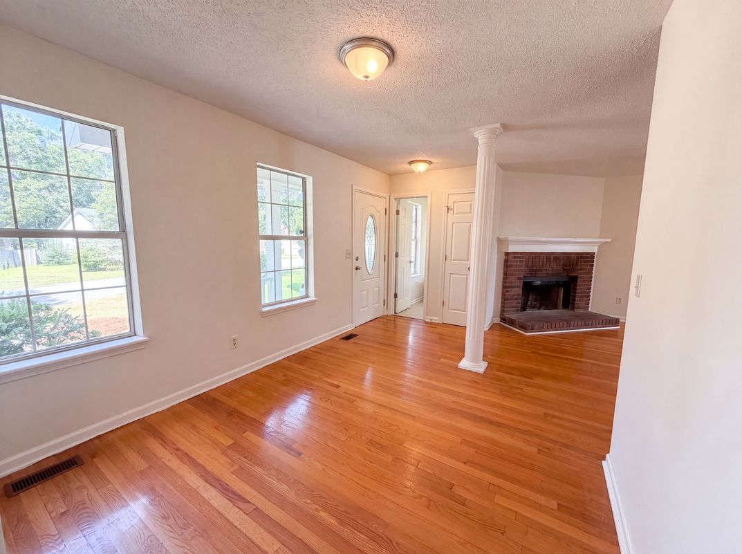 Photo 7 of 29 of 303 Bradford Ln, Columbia, SC