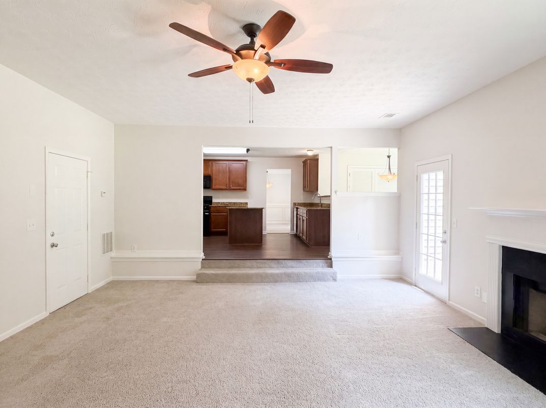 Photo 3 of 33 of 1672 Bennett Dr, McDonough, GA