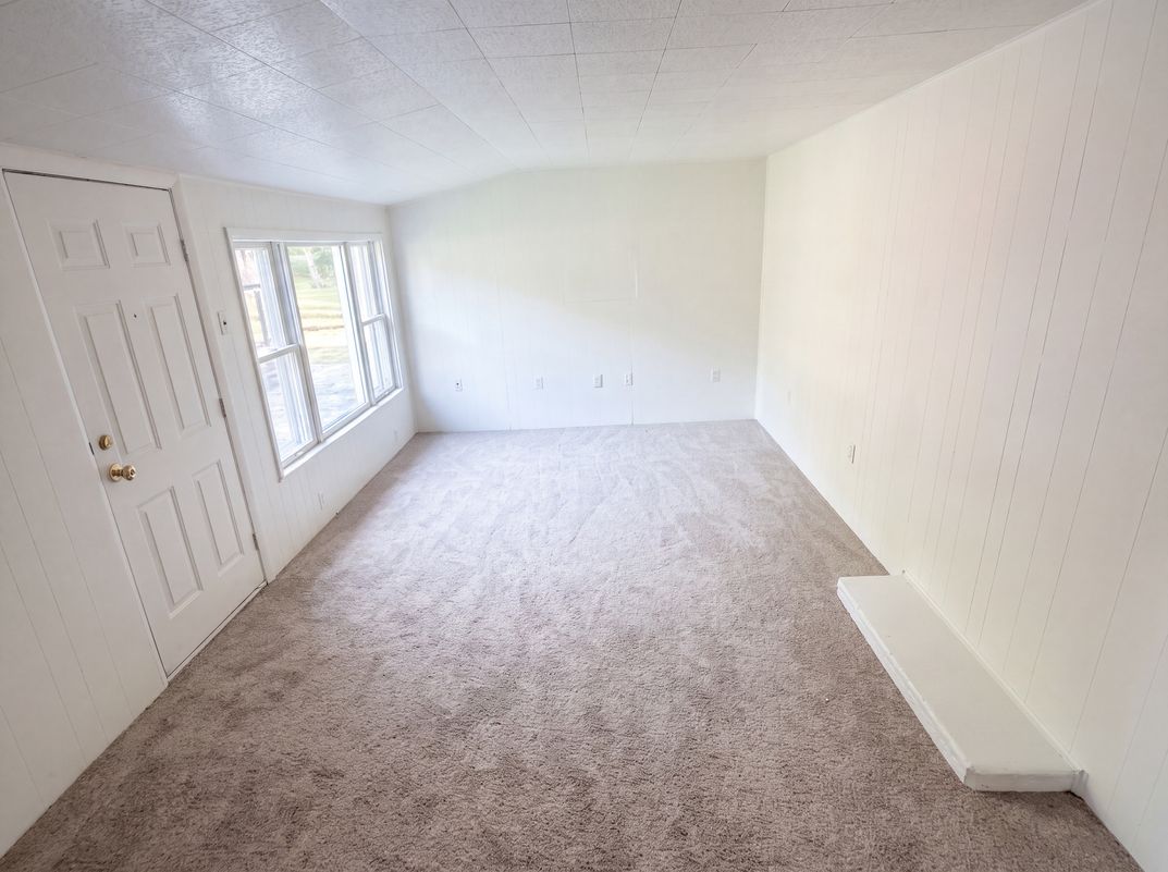 Photo 7 of 22 of 508 E Sigler St, Hebron, IN