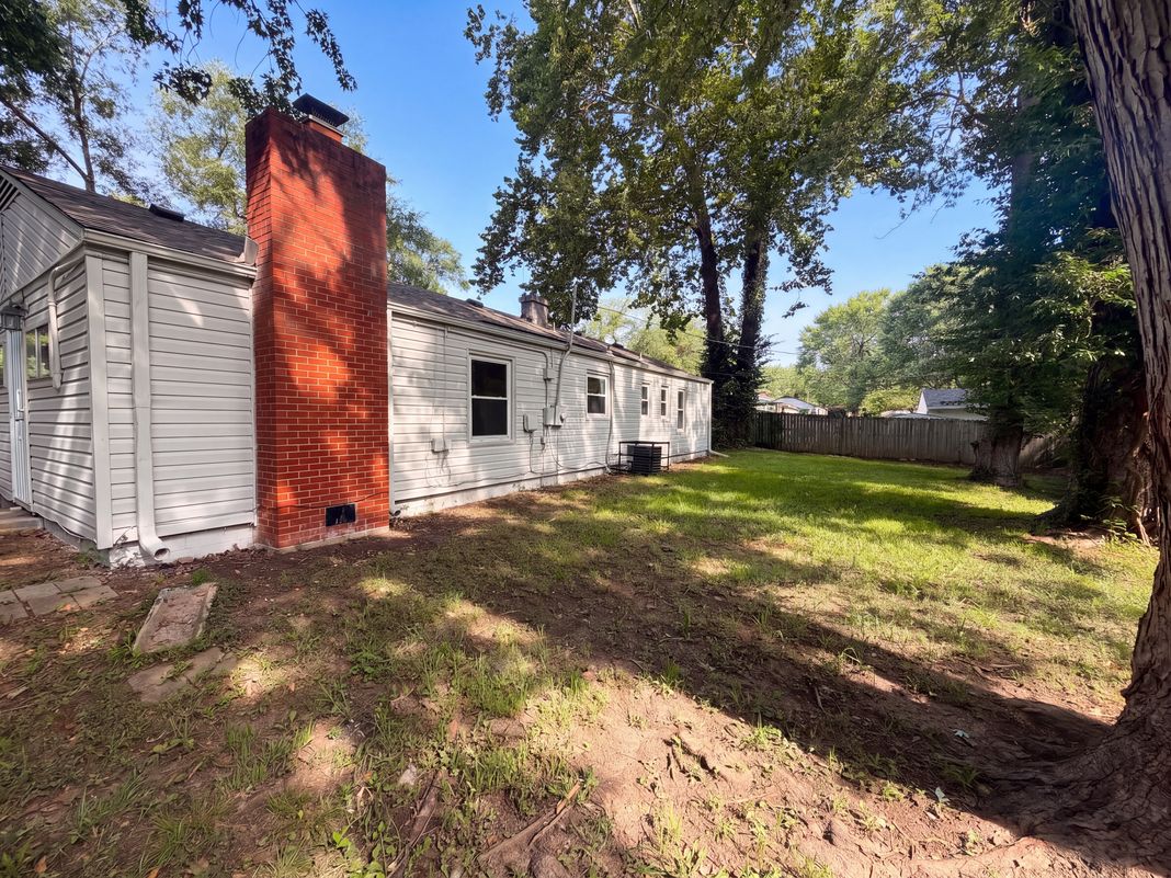Photo 5 of 22 of 11121 Herrick Ave, Kansas City, MO