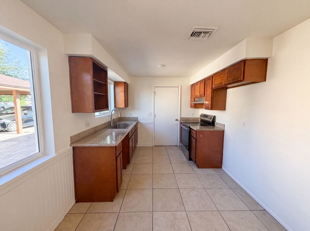 Photo 2 of 27 of 5617 W Hatcher Rd, Glendale, AZ