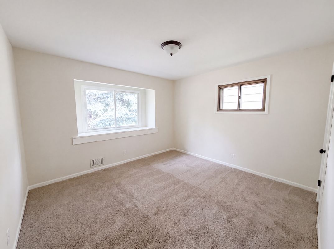 Photo 12 of 27 of 2591 Aldine St, Roseville, MN