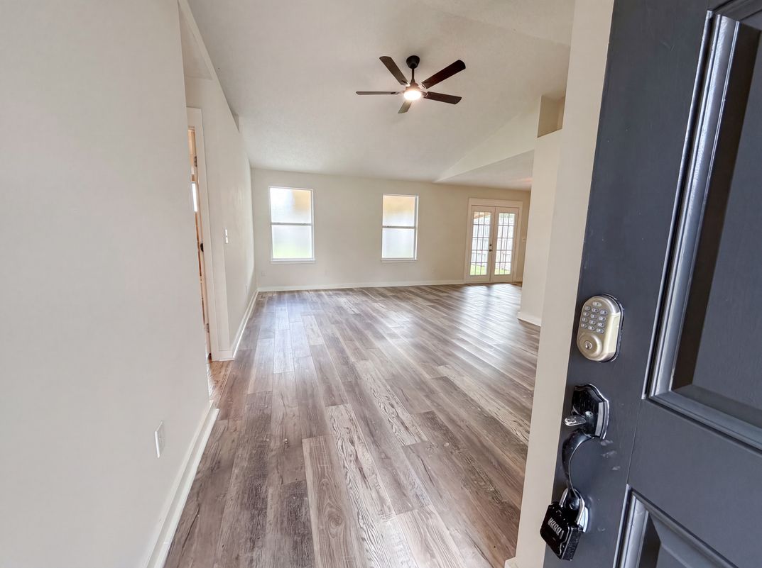 Photo 6 of 16 of 7957 Jacques Dr, Jacksonville, FL