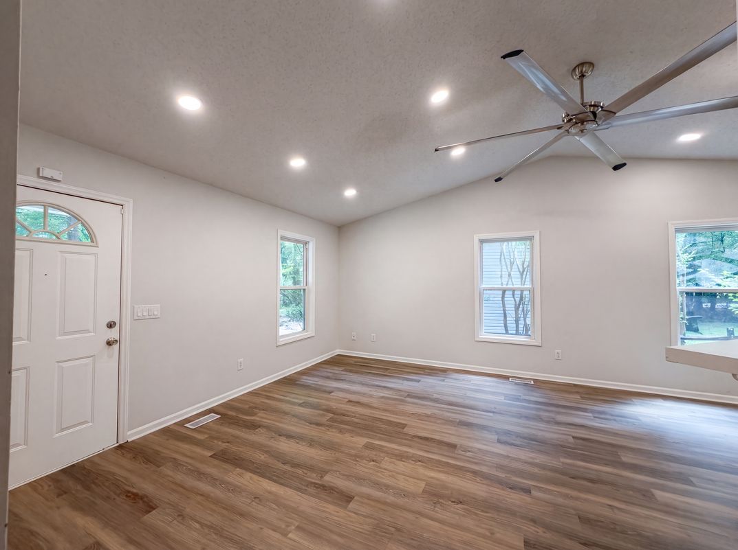 Property photo 3 of 810 Hill Top Cir