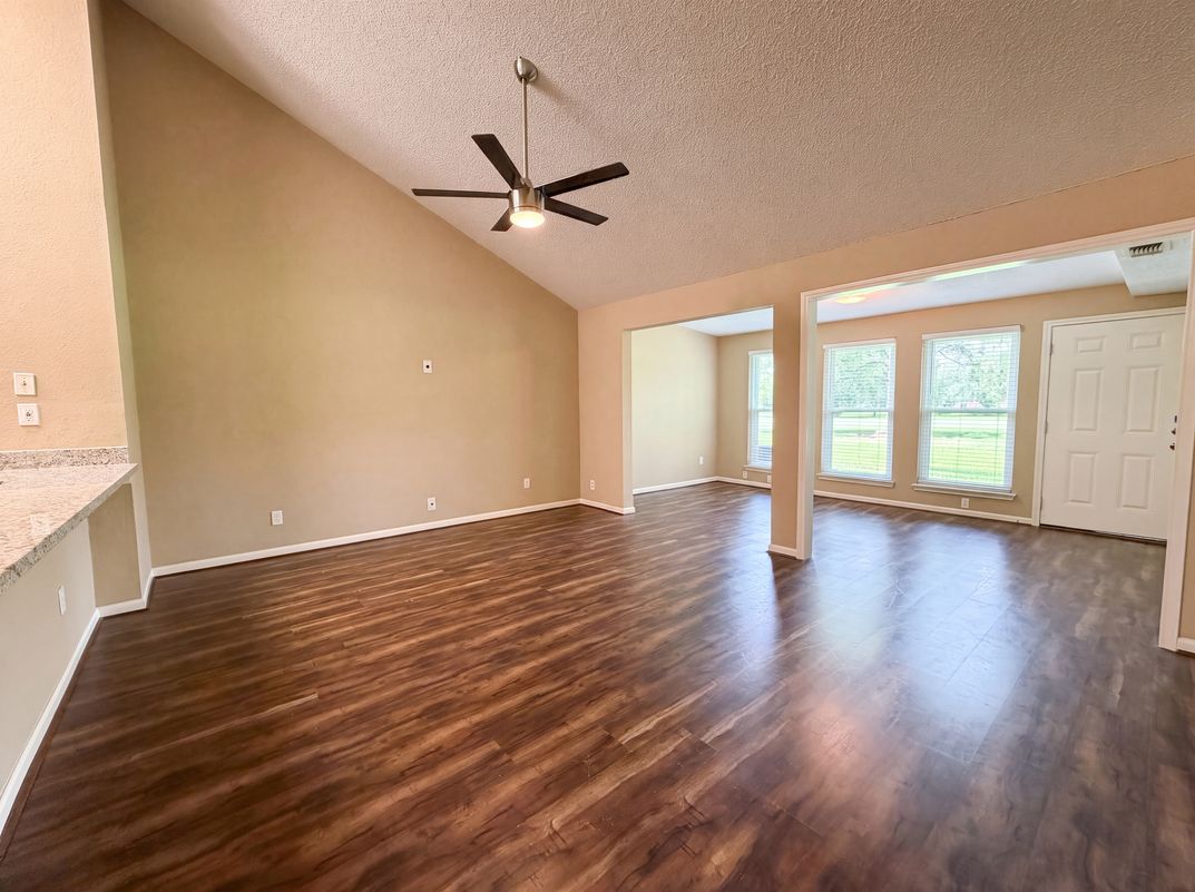 Photo 9 of 15 of 643 E Country Grove Cir, Pearland, TX