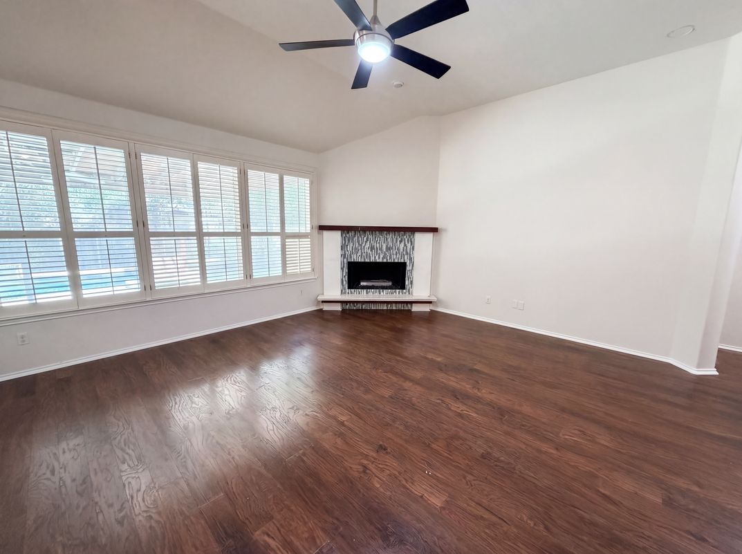 Photo 3 of 24 of 117 Brentwood Dr, Georgetown, TX