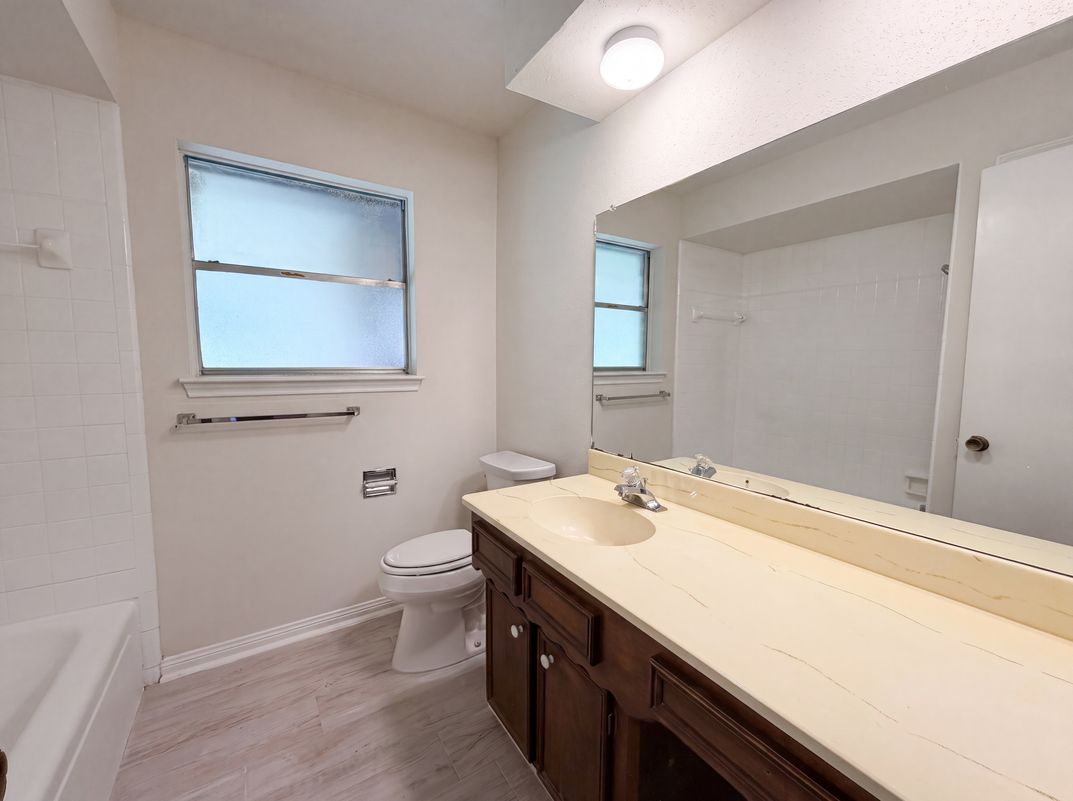 Photo 18 of 22 of 16338 Hollow Wood Dr, Houston, TX