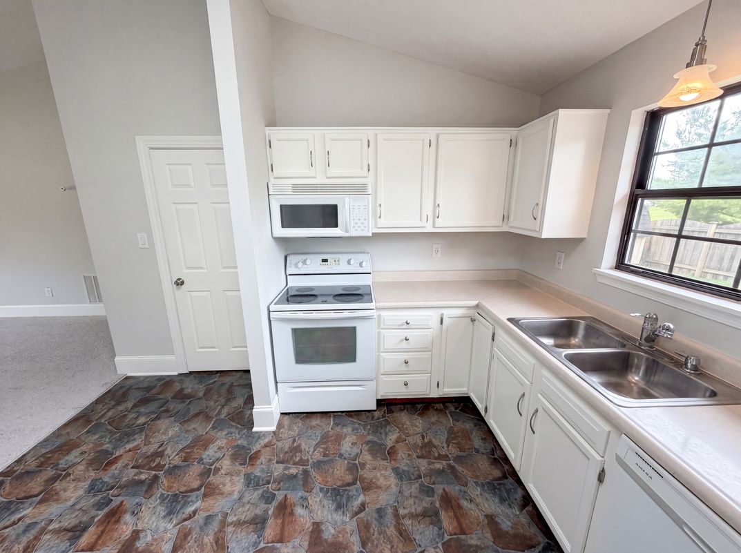 Photo 6 of 20 of 8058 Cherrybark Dr, Indianapolis, IN