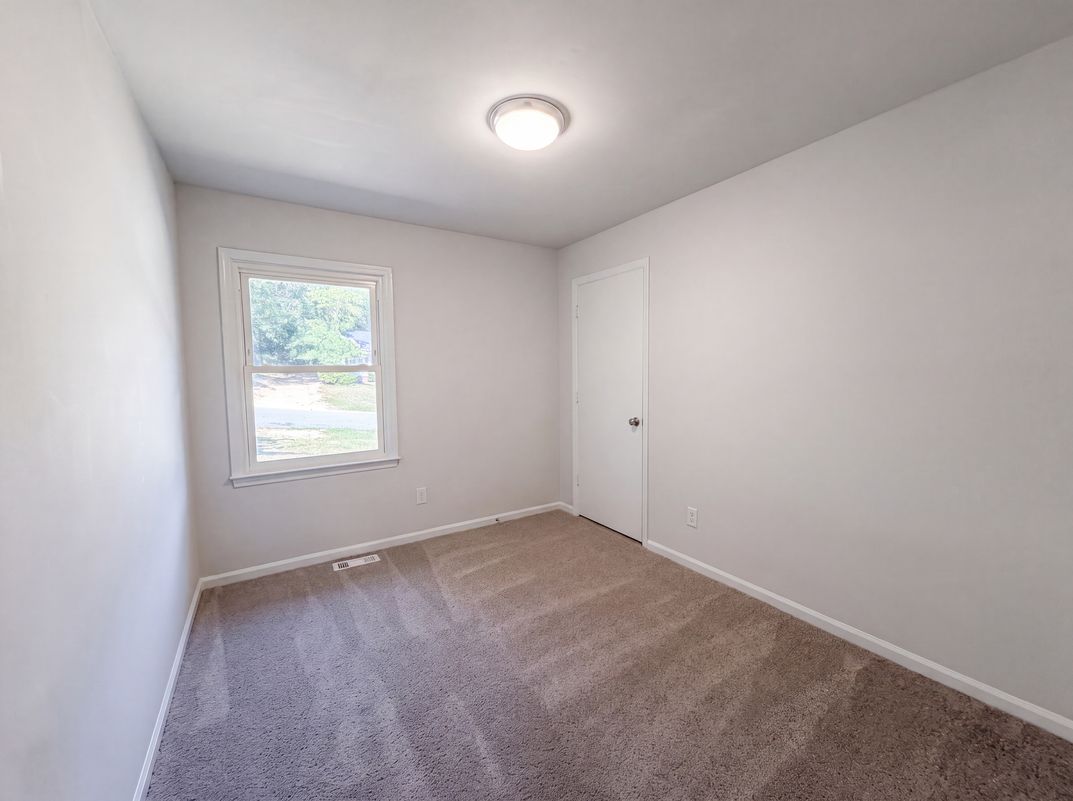 Photo 4 of 15 of 5314 Westminster Dr, Fayetteville, NC