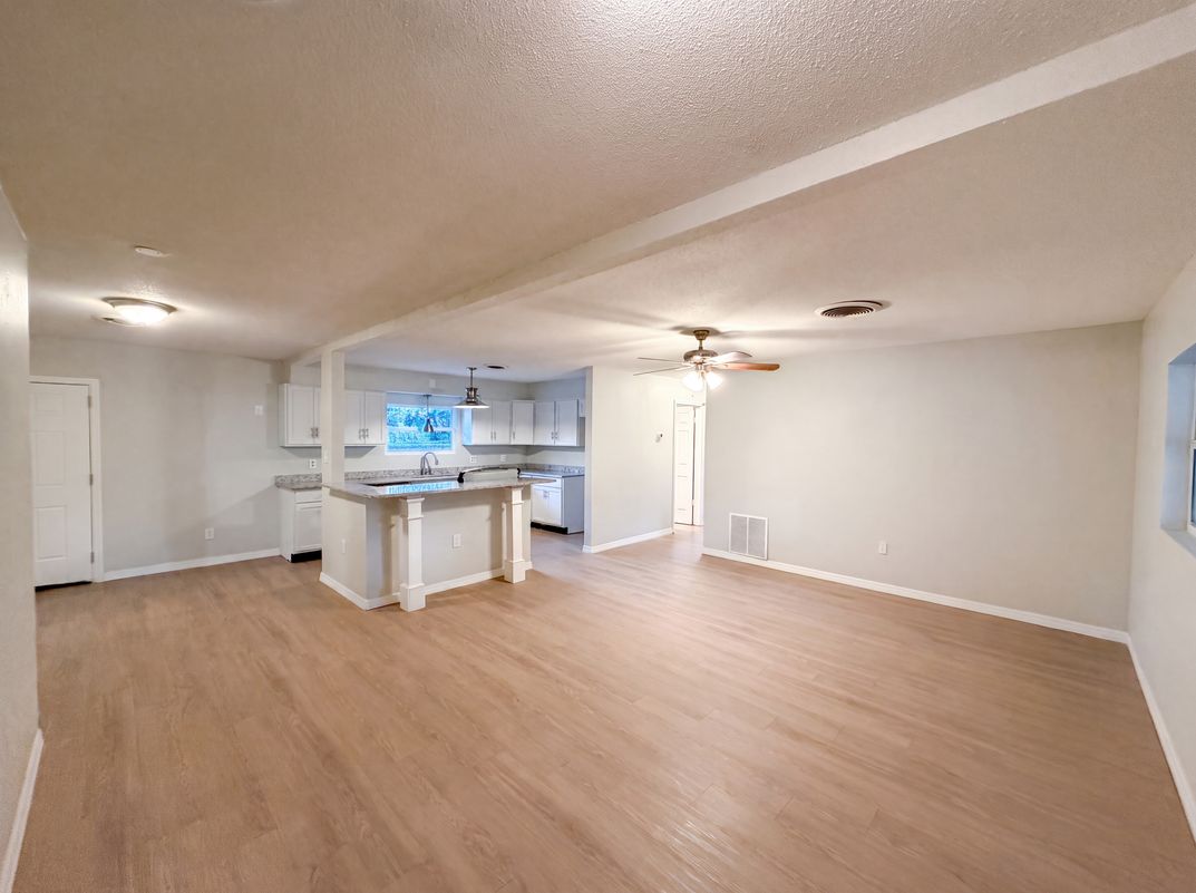 Photo 3 of 21 of 827 Dora Ave, Tavares, FL
