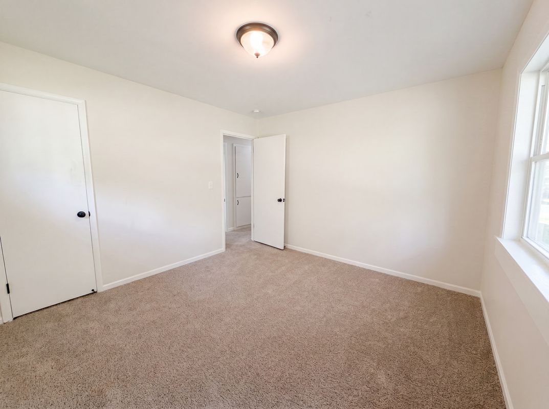 Photo 13 of 27 of 2591 Aldine St, Roseville, MN