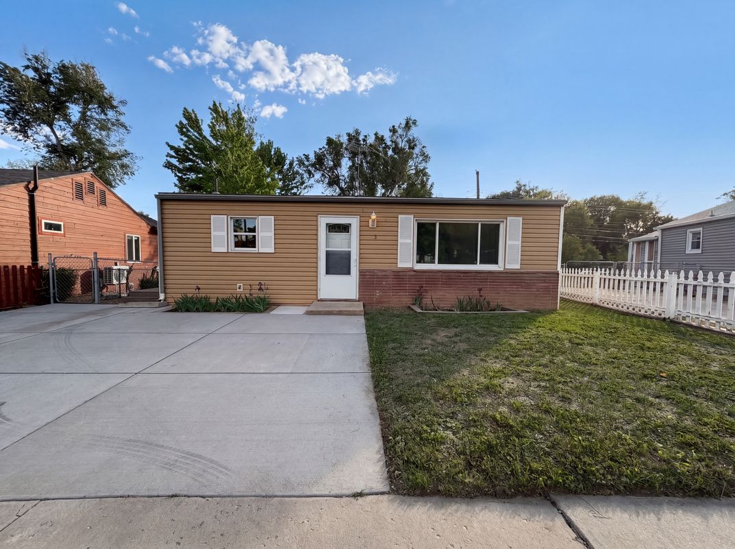 Property photo 1 of 433 Sunnyside Ln