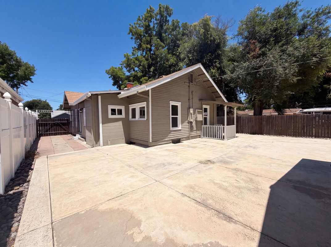 Photo 24 of 29 of 1860 W Willow St, Stockton, CA