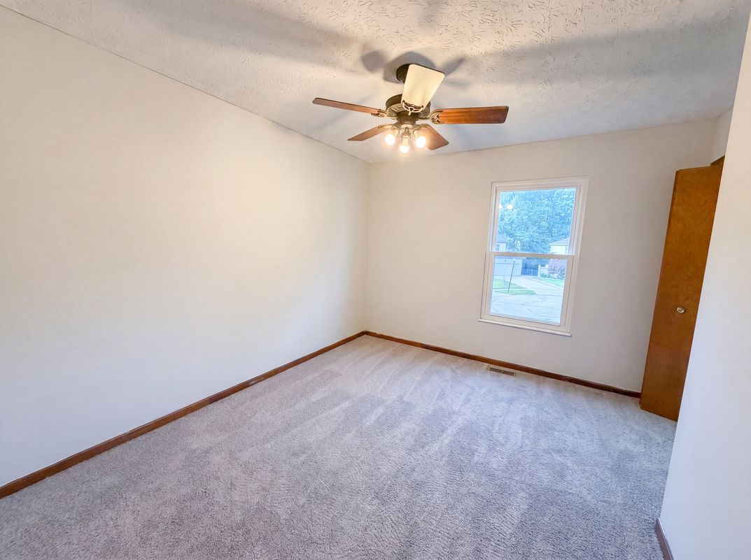 Photo 4 of 21 of 654 Diamond Cir, Ravenna, OH