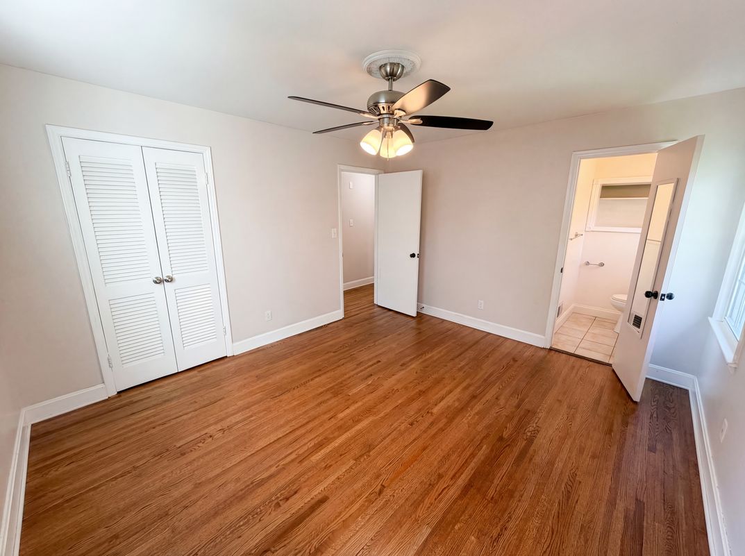 Photo 4 of 24 of 6621 Starcrest Dr, Charlotte, NC