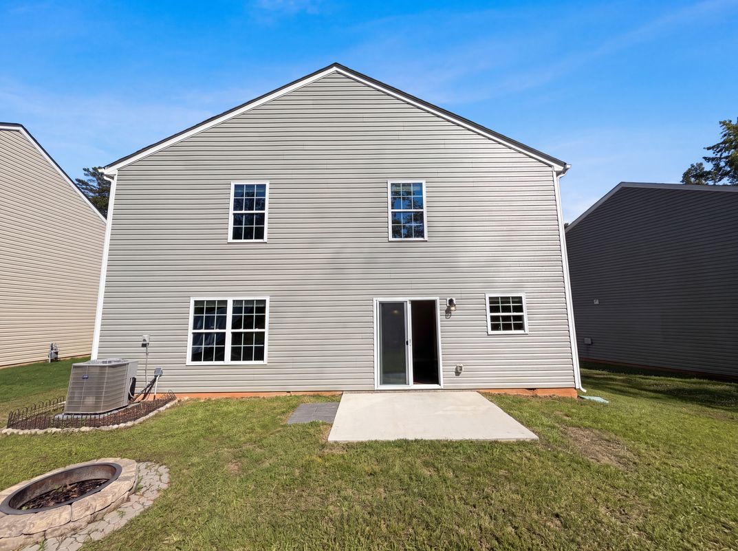 Photo 5 of 26 of 2014 Tarzi Ln, Charlotte, NC