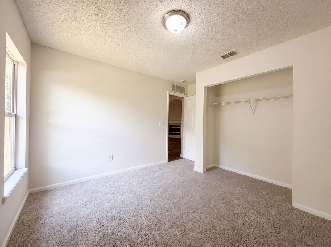 Photo 12 of 23 of 8436 Staplehurst Dr W, Jacksonville, FL