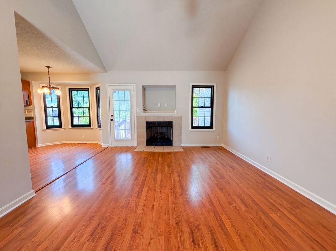 Photo 3 of 26 of 1688 Cedar Springs Cir, Clarksville, TN
