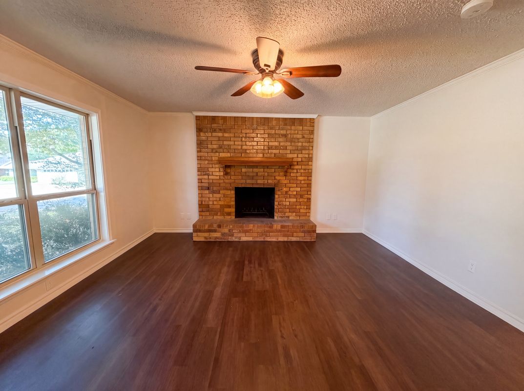 Photo 3 of 18 of 1406 Tad St, Ennis, TX
