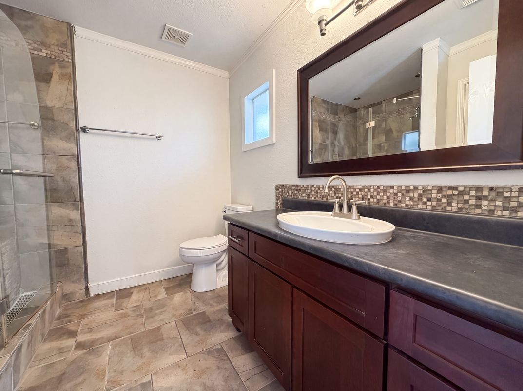 Photo 11 of 16 of 1620 Sunview Cir, New Braunfels, TX
