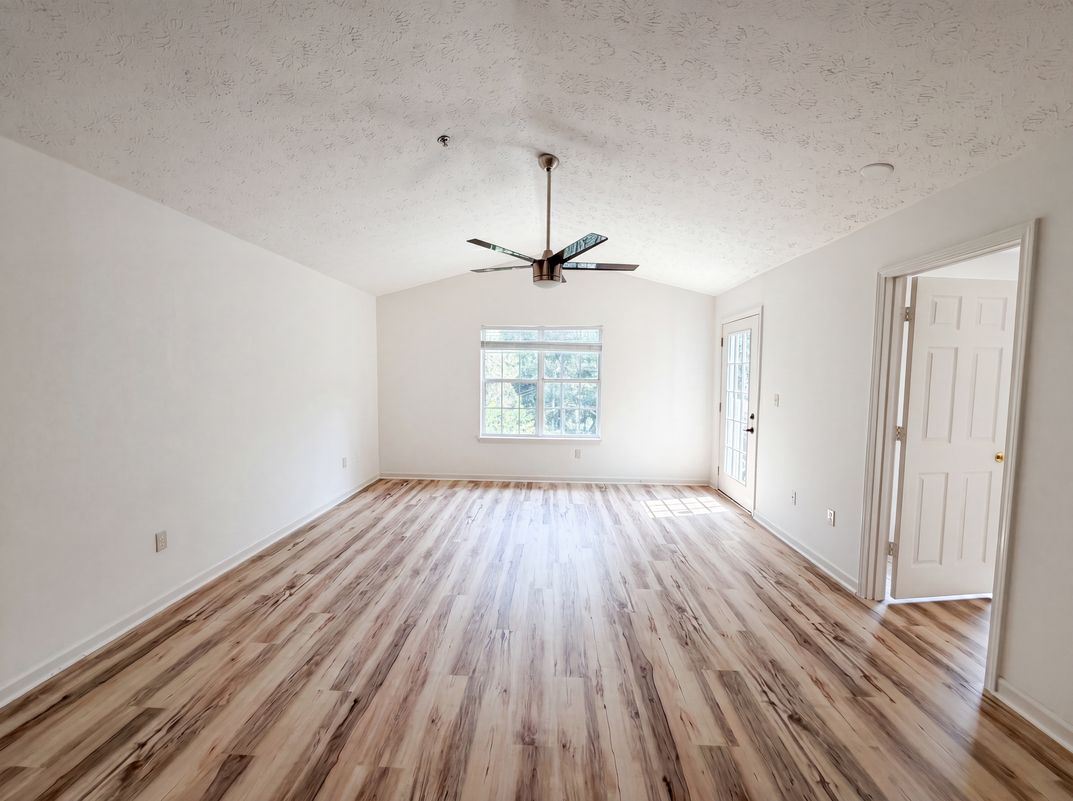Photo 16 of 19 of 131 Bentley Pl, Tucker, GA