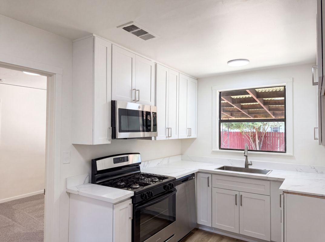 Photo 9 of 41 of 4601 Summit Way, Sacramento, CA